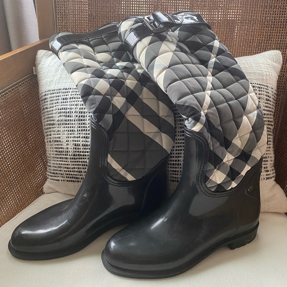 Burberry winter boots - Picture 1 of 3